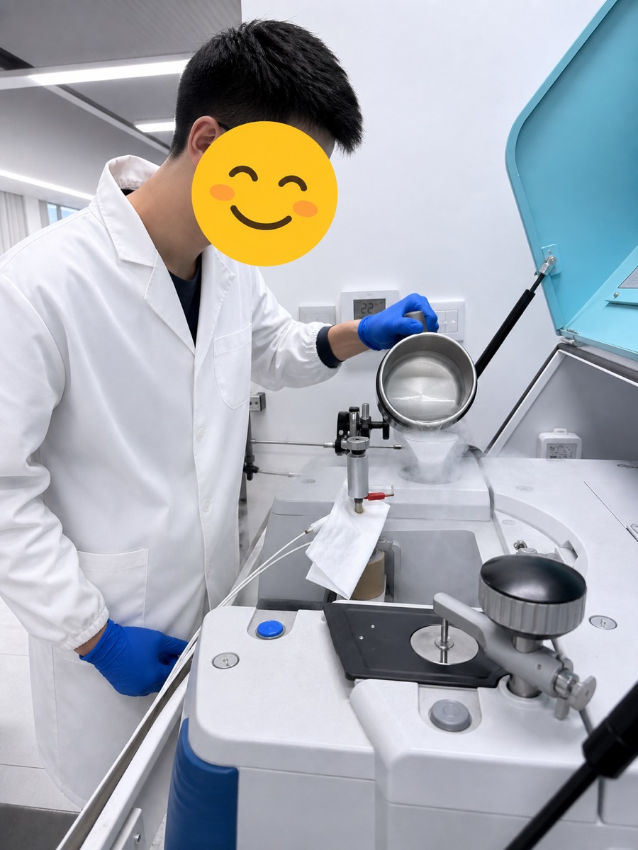 学生操作实验设备