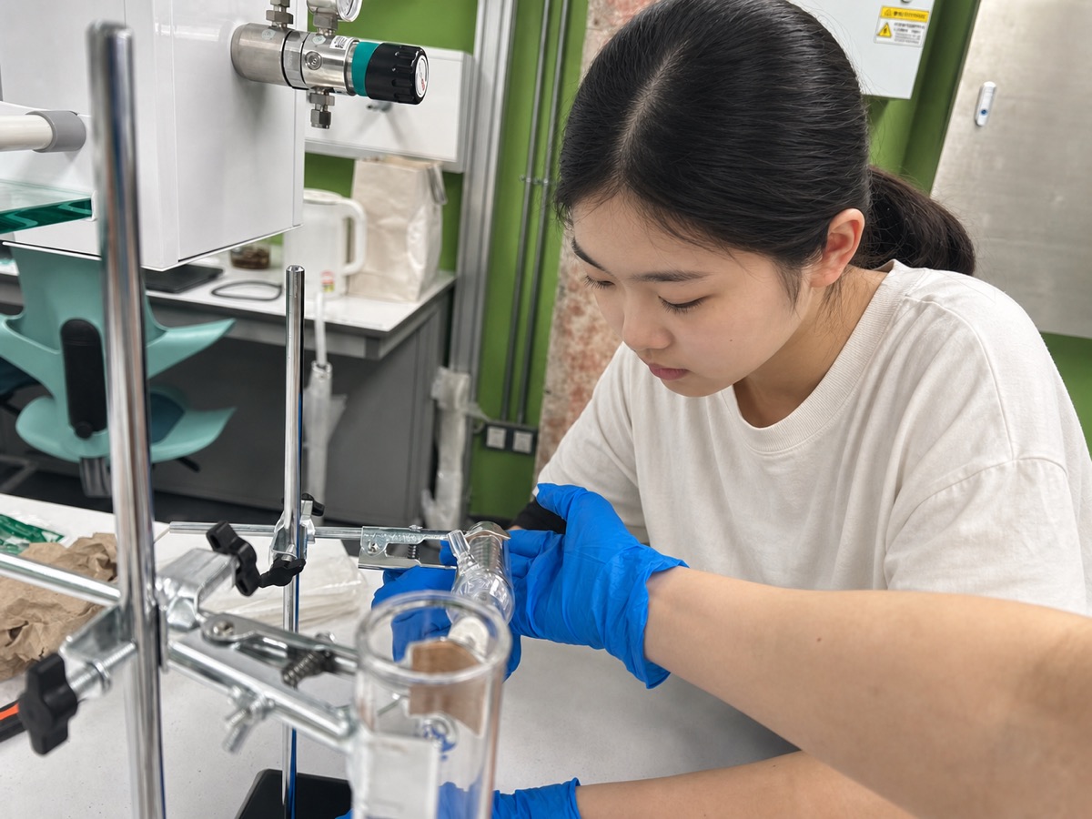 学生实验课题辅导现场